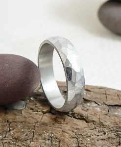 Alianza de boda con facetas