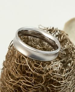 Alianza boda cóncava satinada